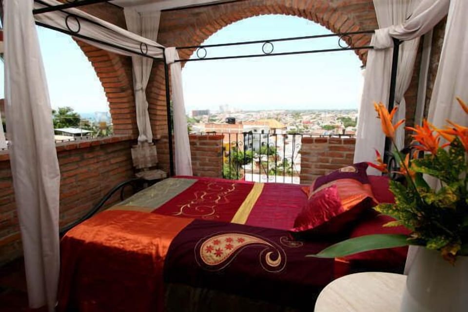  Honey moon suite, open air, 3rd floor ocean view ($65 Usd) King bed kitchette