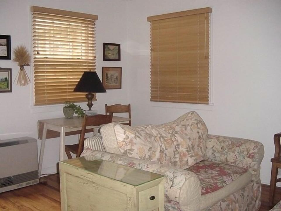 Living Room (East)