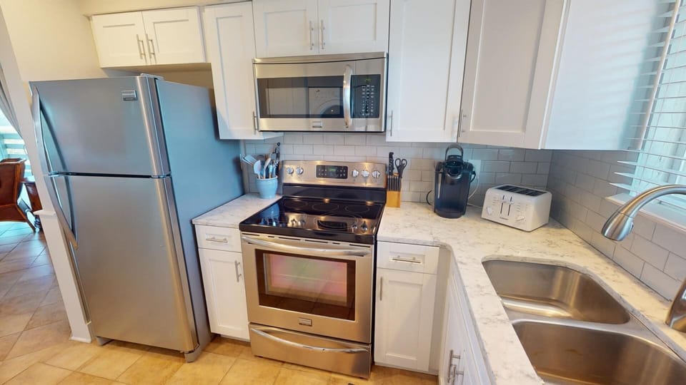 Full Kitchen w/ Full Size, Stacked Washer & Dryer