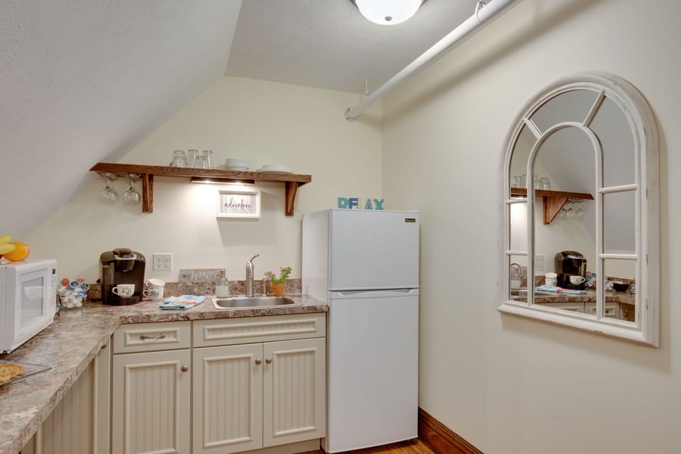 Kitchenette; microwave, electric fry pan, coffee maker, toaster, refrigerator.