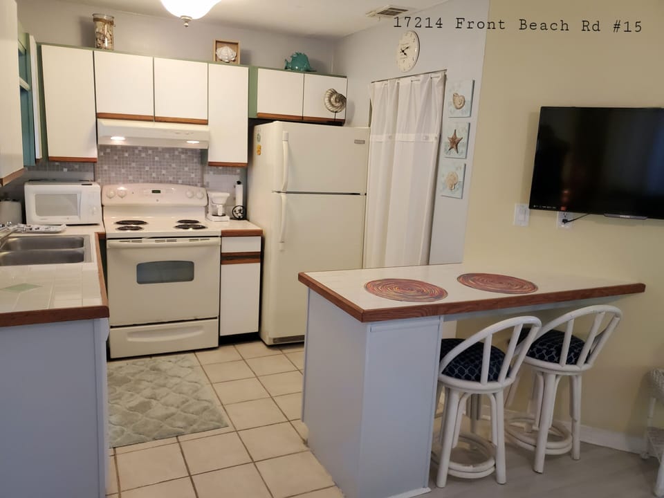 Fully stocked kitchen!