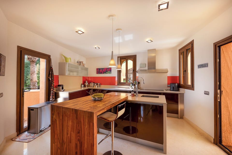 Kitchen with breakfast bar
