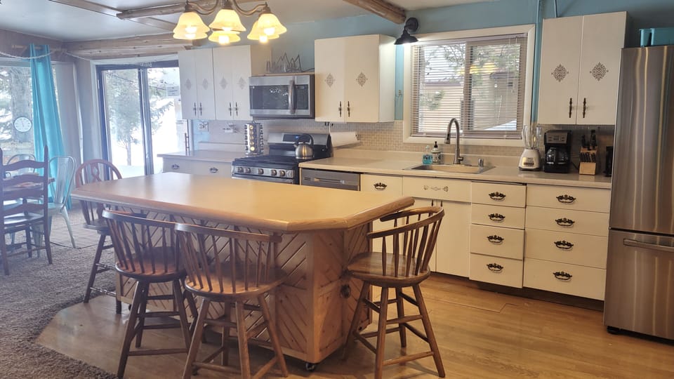 Another view. Seating for another 6 at the breakfast bar.
