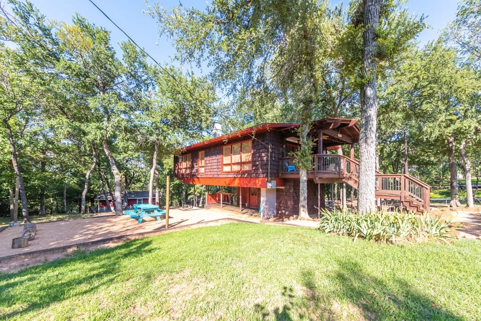 Great yard space for grilling and playing!