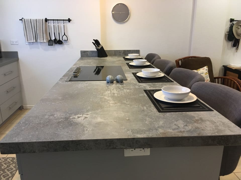 Kitchen, Island ans seating area