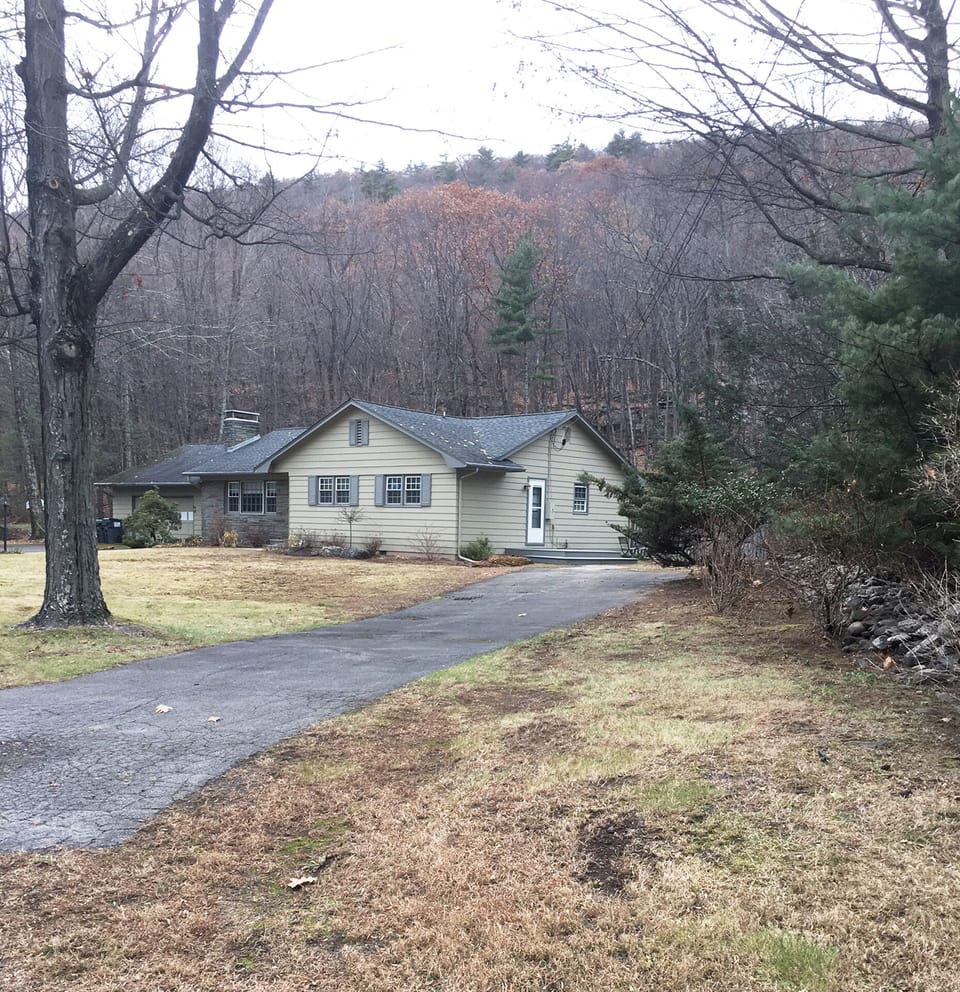 private driveway to separate apartment