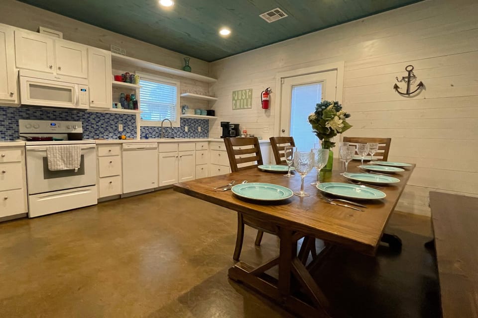 Large kitchen table with room enough for the entire family