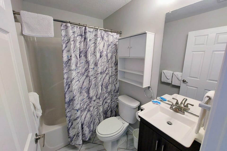 Hall bathroom - shower/tub combo