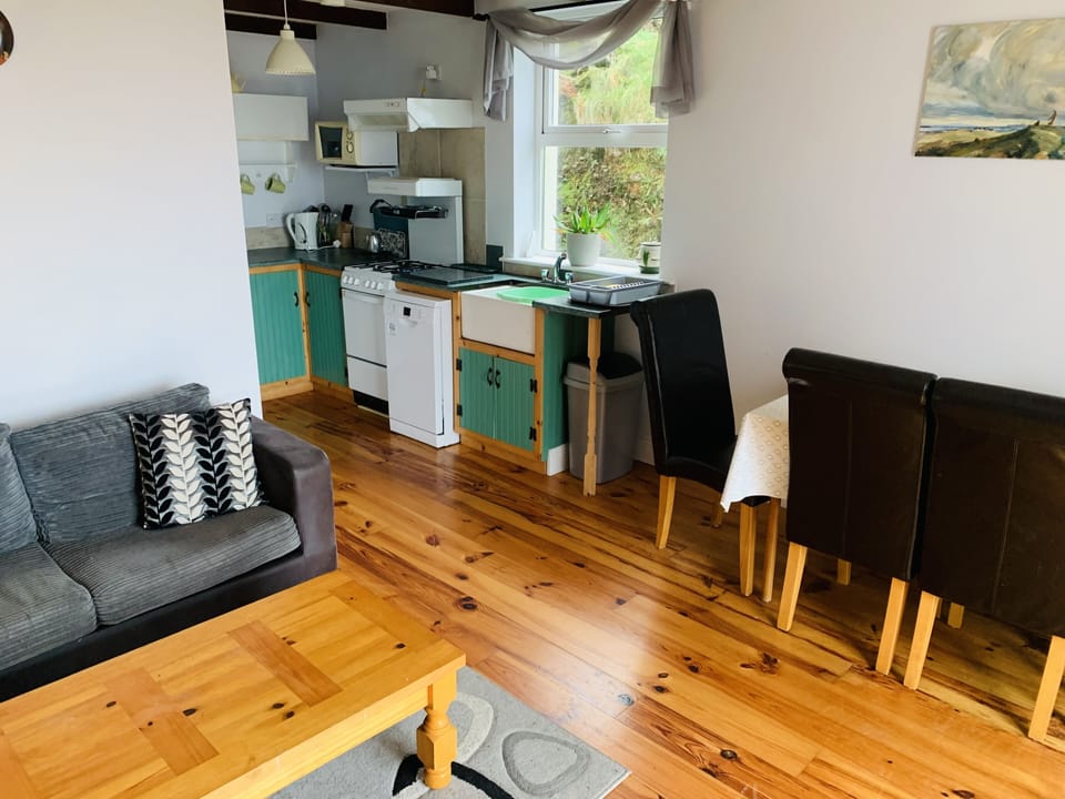 Open plan kitchen/dining living area