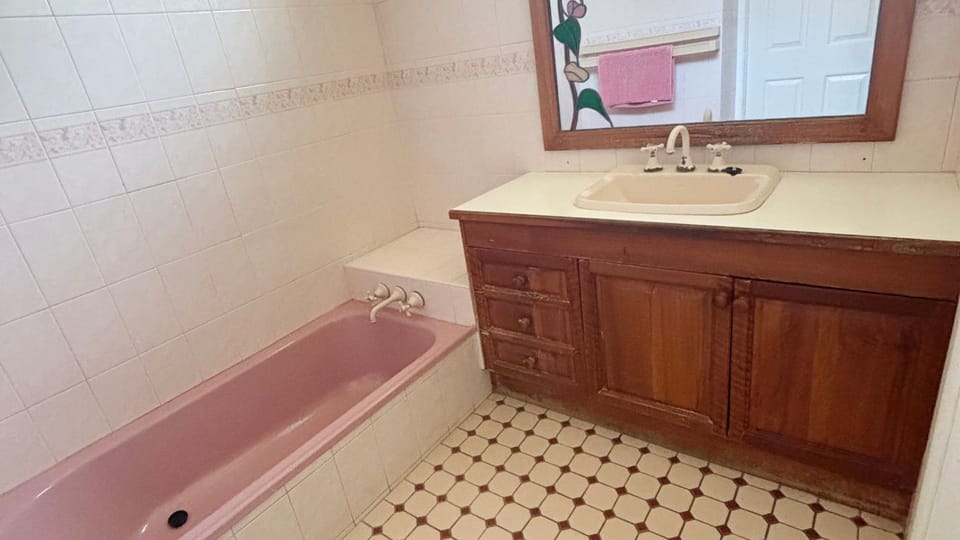 Main bathroom. 