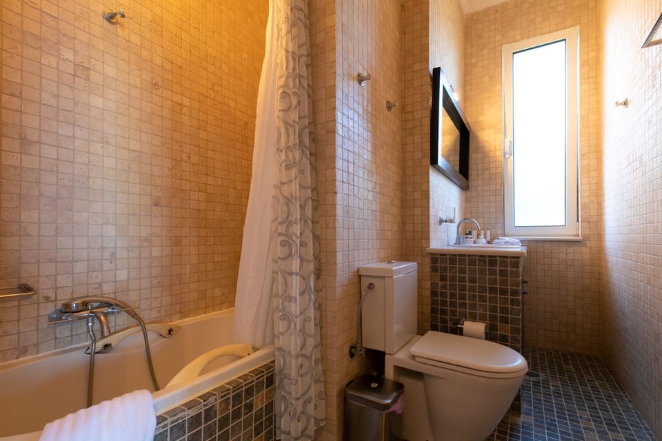 1 Master ensuite bathrom