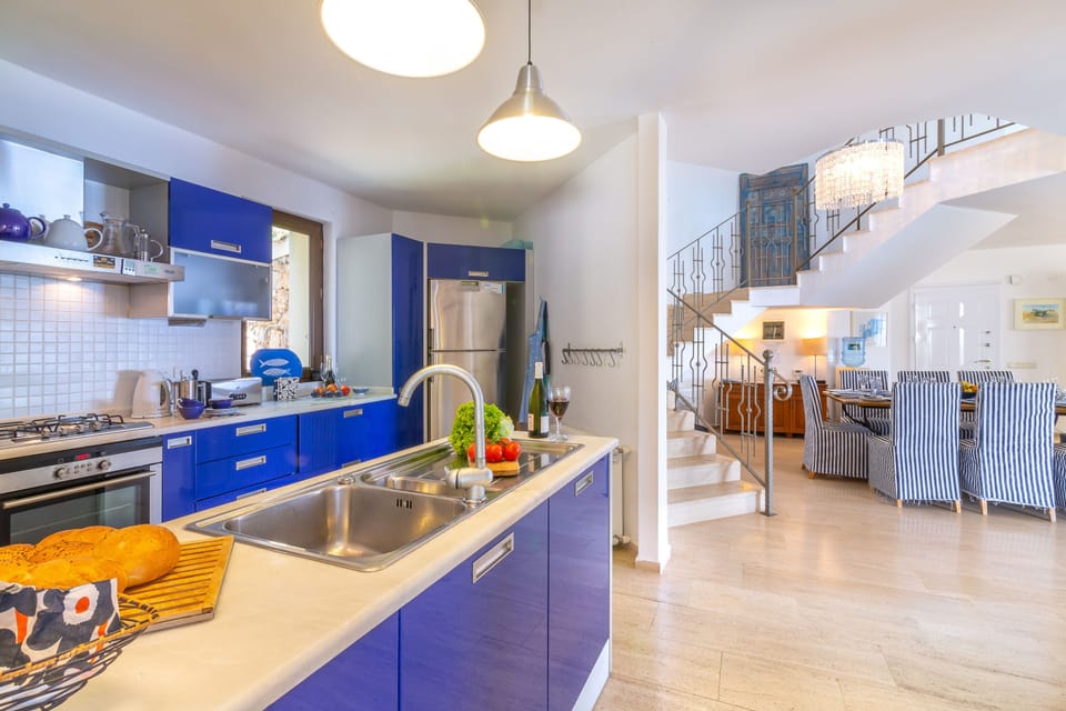 Well equipped kitchen. Large American style fridge freezer. 