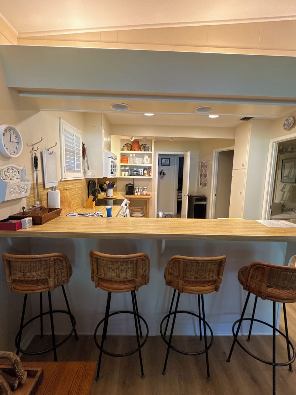Kitchen with breakfast bar