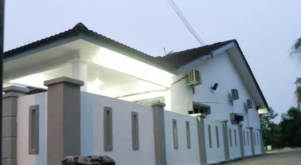 Stay99 House BBQ Facilities (3 Bedrooms)