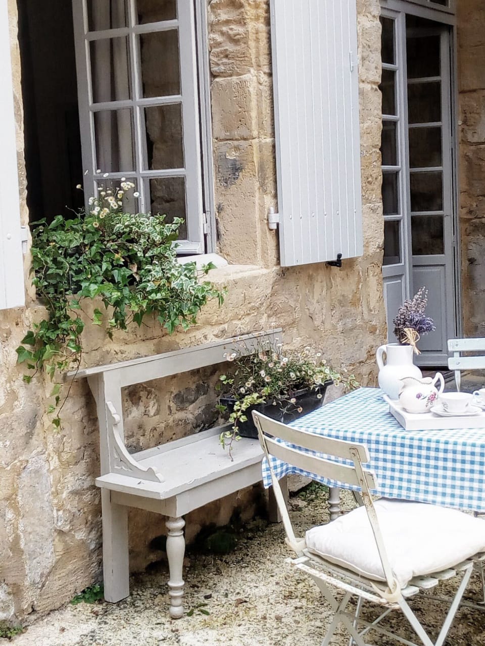 The cherry on the cake is the outside space perfect for a morning café au lait