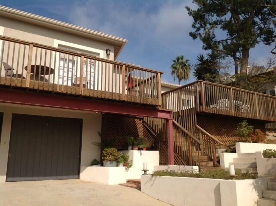 Villa Seabreeze has fantastic ocean view of Point Dume from house/terraces.