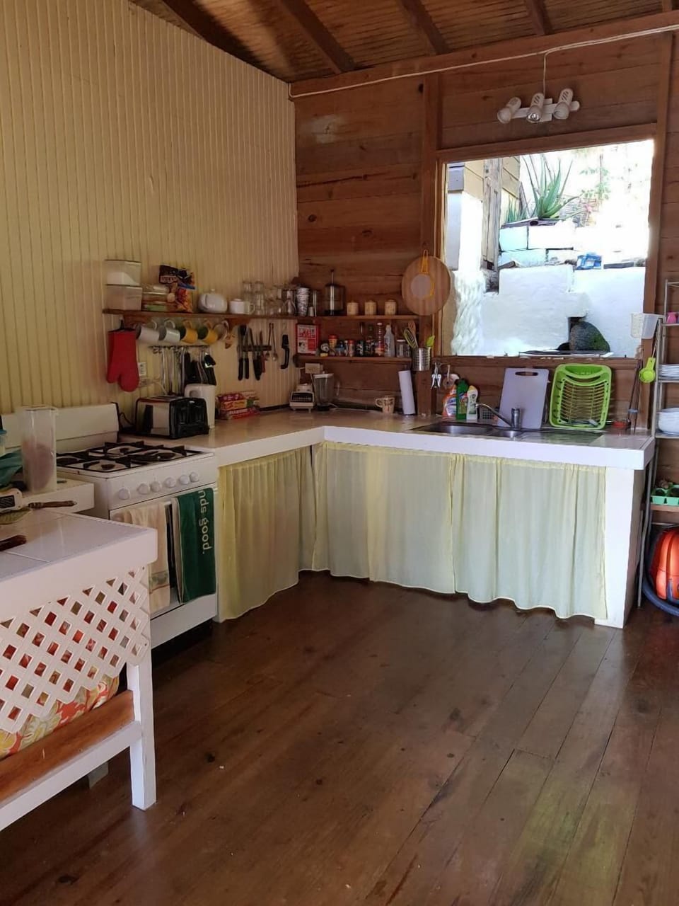 The well equipped kitchen. Pots/pans, white goods & crockery/cutlery for 6