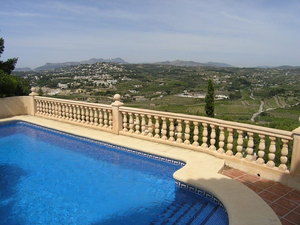 POOL VITH OPEN COUNTRYSIDE VIEWS