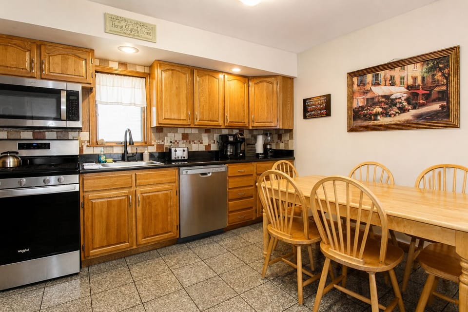 Large eat-in Kitchen