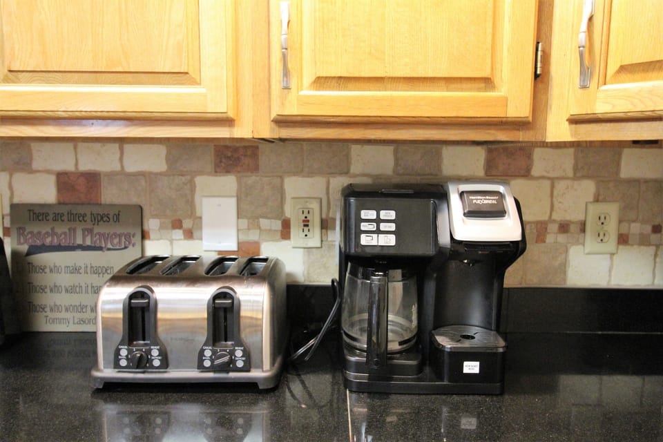 Combo coffee/K-cup brewer, toaster are among the many kitchen amenities
