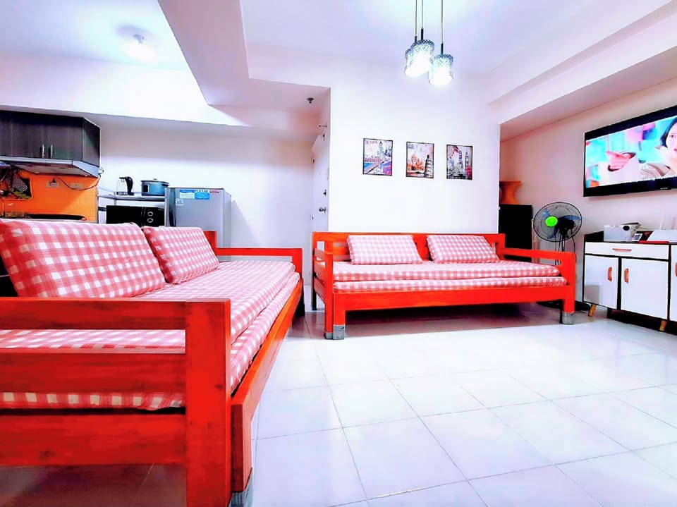 Living room with 55" SMART TV, 2 Queen Sofa Beds for 4 pax
