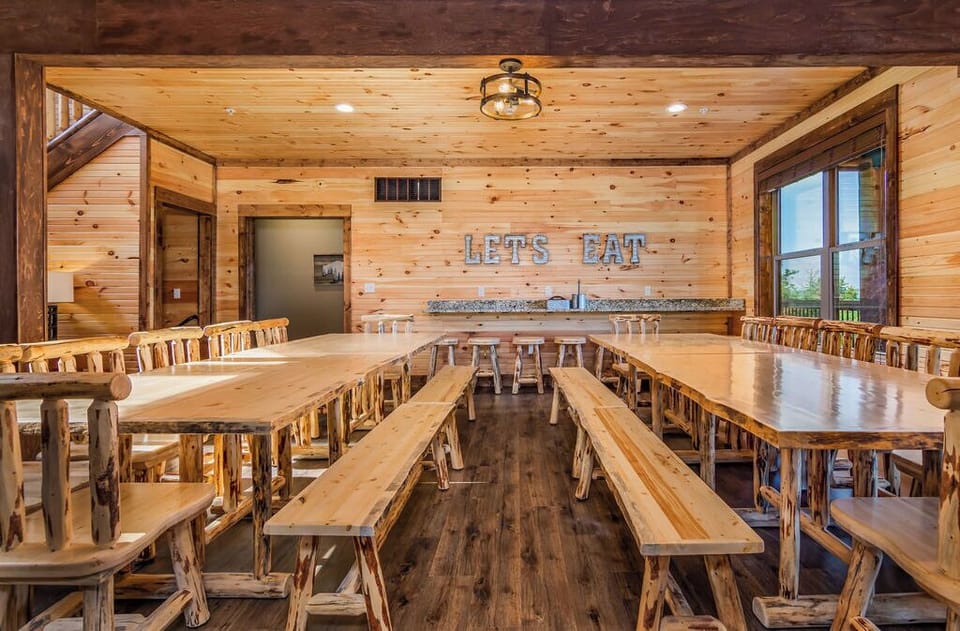 Plenty of space for EVERYONE to eat!
