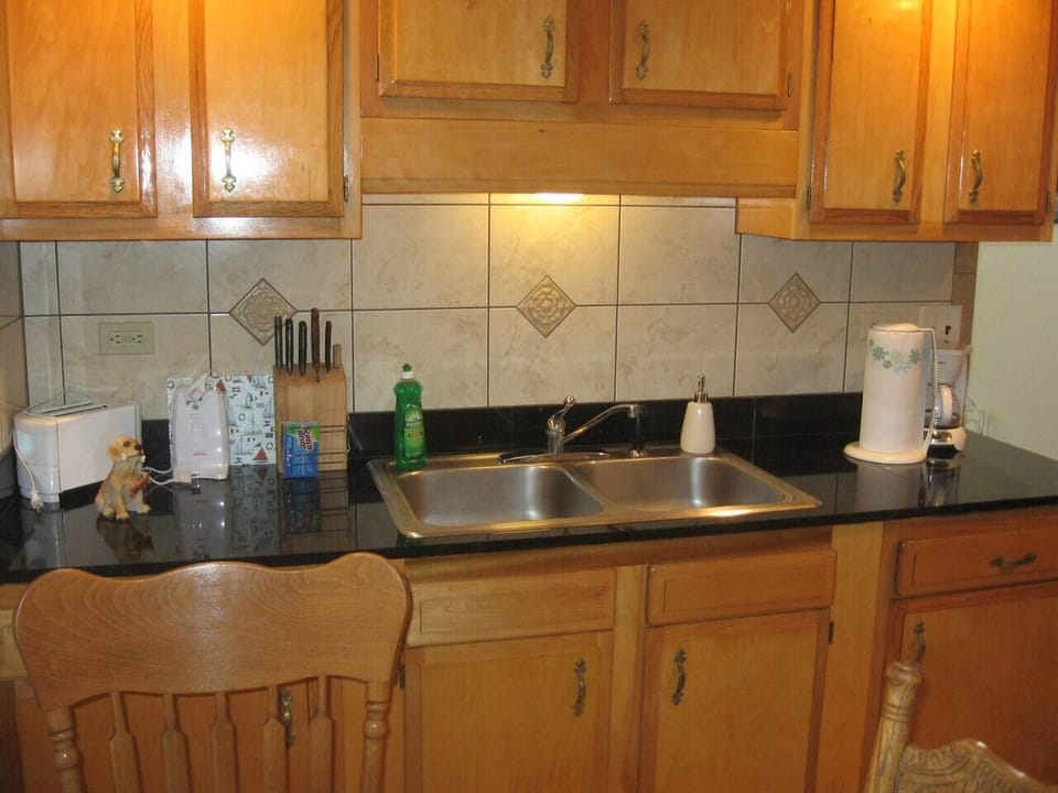 Modern, fully equipped kitchen with granite countertops