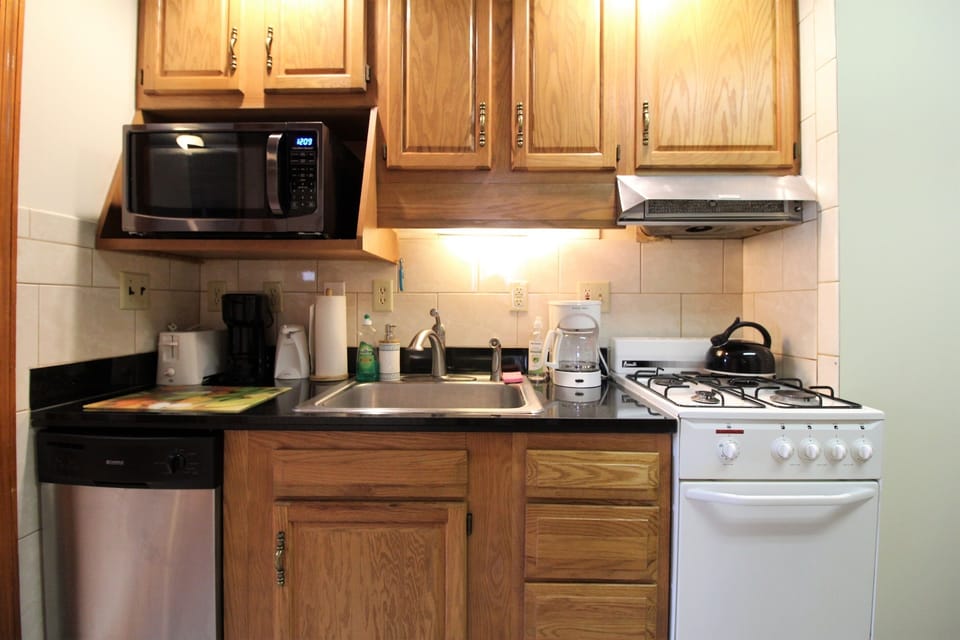 Fully equipped kitchen with microwave, coffee makers, toaster, blender, etc.