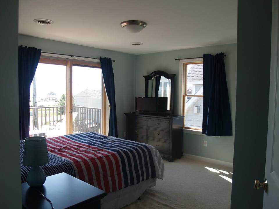 Second bedroom with upper deck access