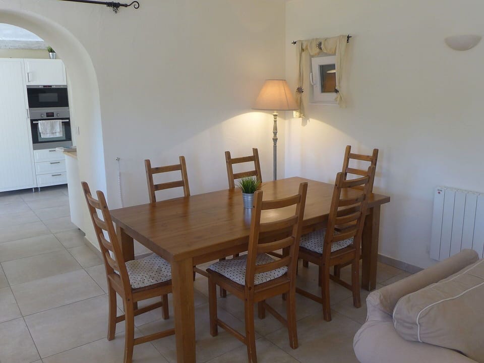 Room, Property, Dining Room, Furniture, Table, Kitchen & Dining Room Table, Floor, Interior Design, Building, Real Estate