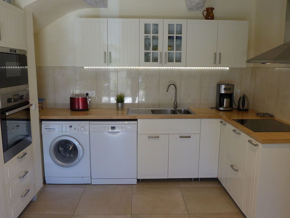 Major Appliance, Property, Room, Kitchen, Cabinetry, Furniture, Countertop, Home Appliance, Floor, House