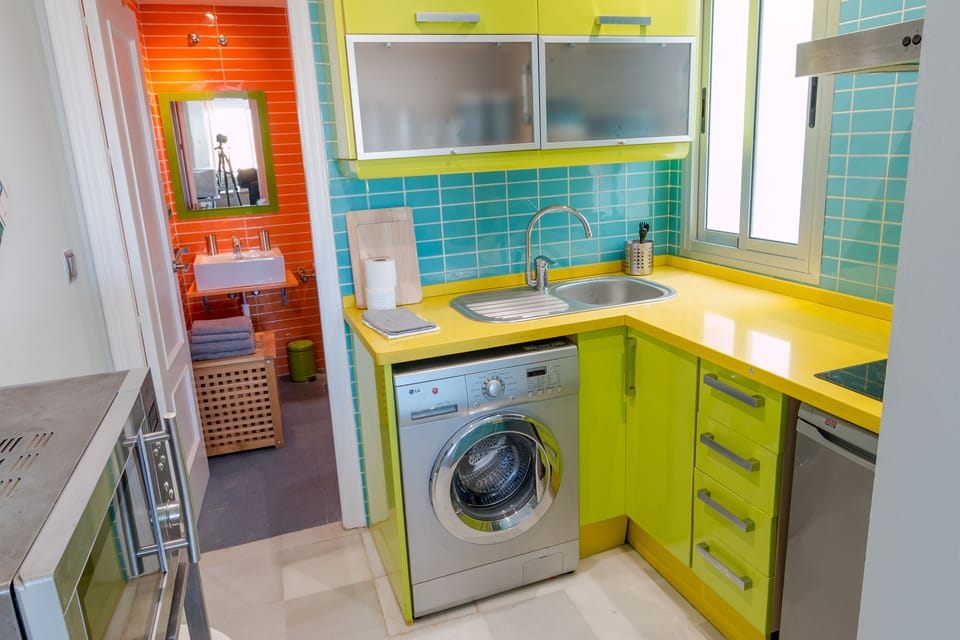 Fully equipped kitchen with washing machine