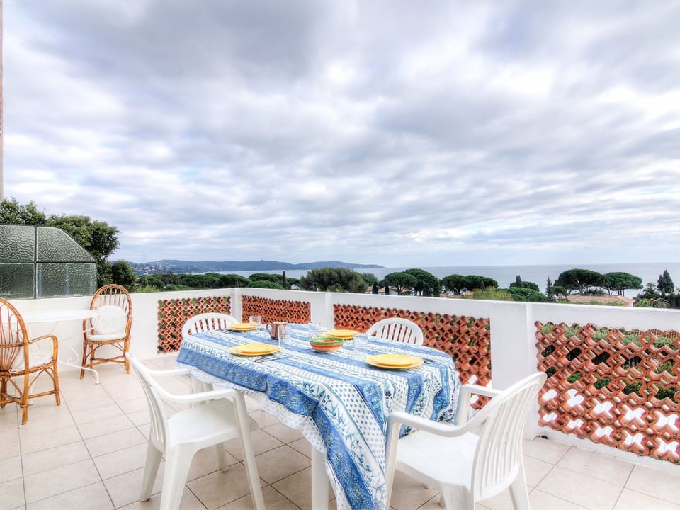 Property, Real Estate, Resort, Restaurant, Table, Furniture, Tablecloth, Building, Room, Vacation