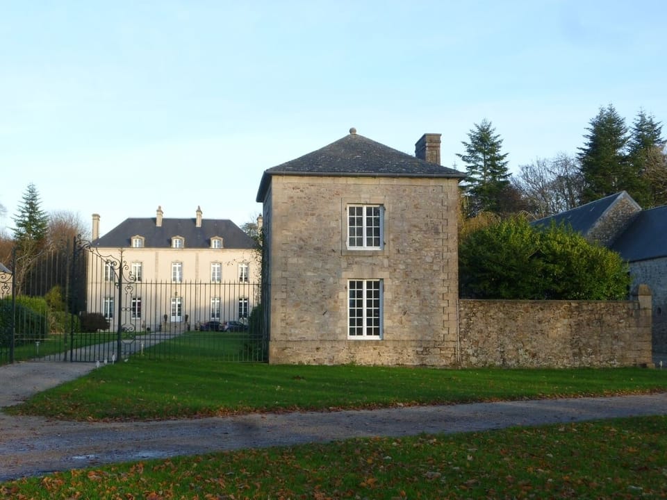 Views of the detached house and the château