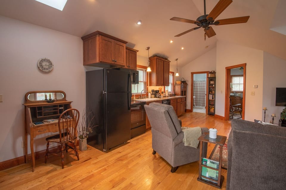 Looking toward the kitchen and bedroom