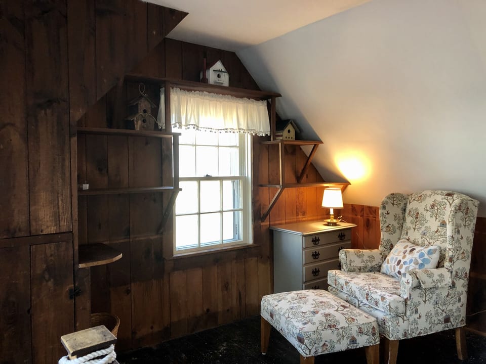 Upstairs single sitting area