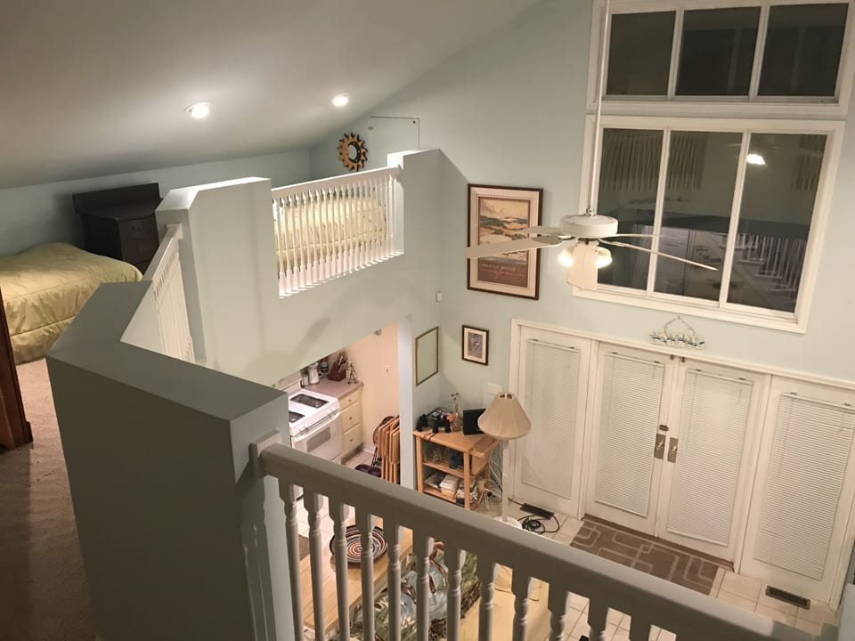 Loft with 2 twin beds.