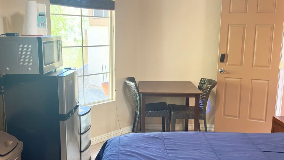 Private studio guest house in Henderson NV — queen bed, smart TV, mini fridge, dining area