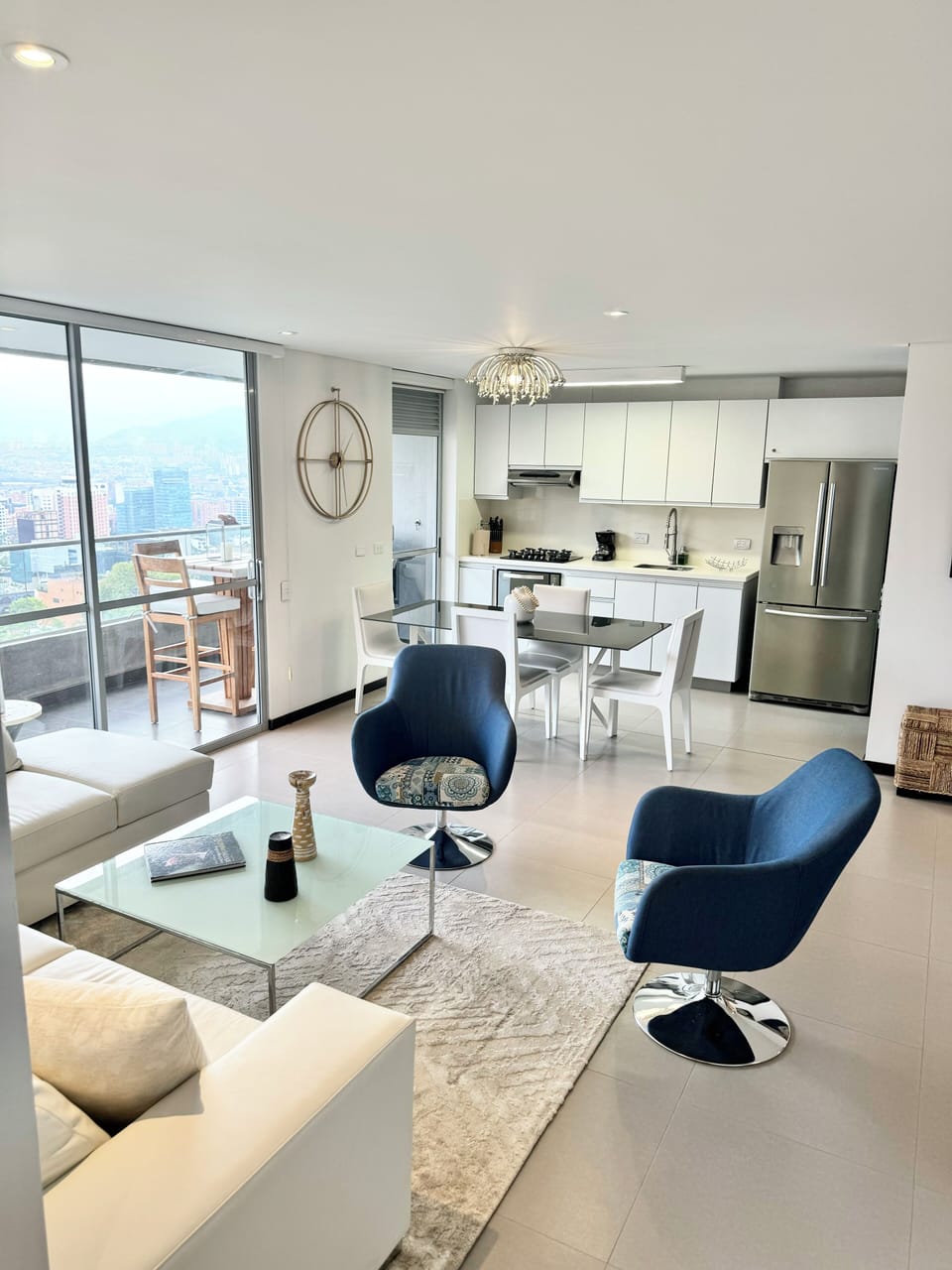 Open floor plan and modern kitchen 