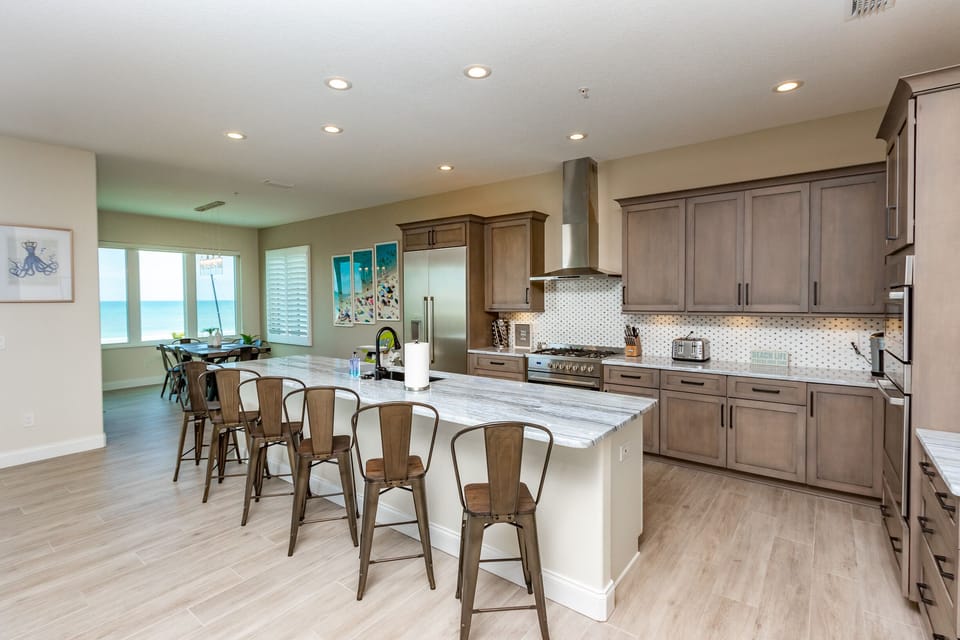 WELL STOCKED KITCHEN FOR YOUR COOKING NEEDS! 