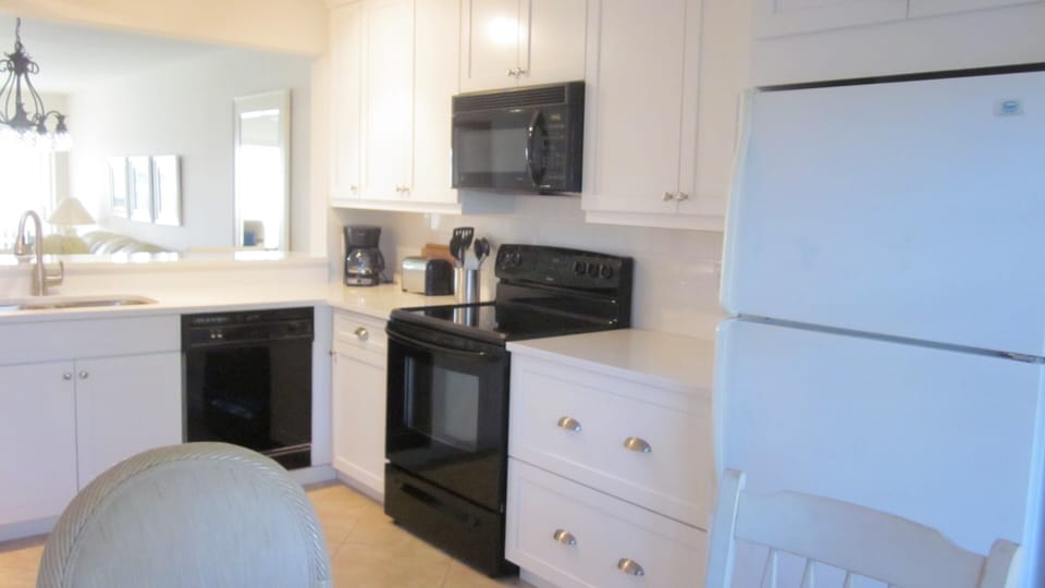 Light, bright kitchen ... 