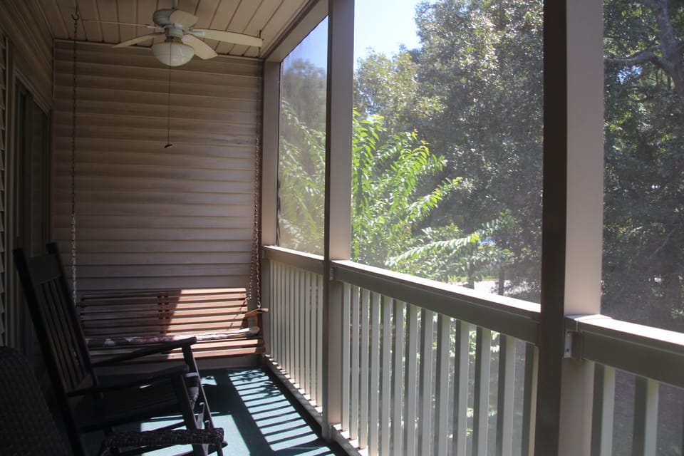 Screened in veranda with swing to enjoy the wild birds and the 16th green

