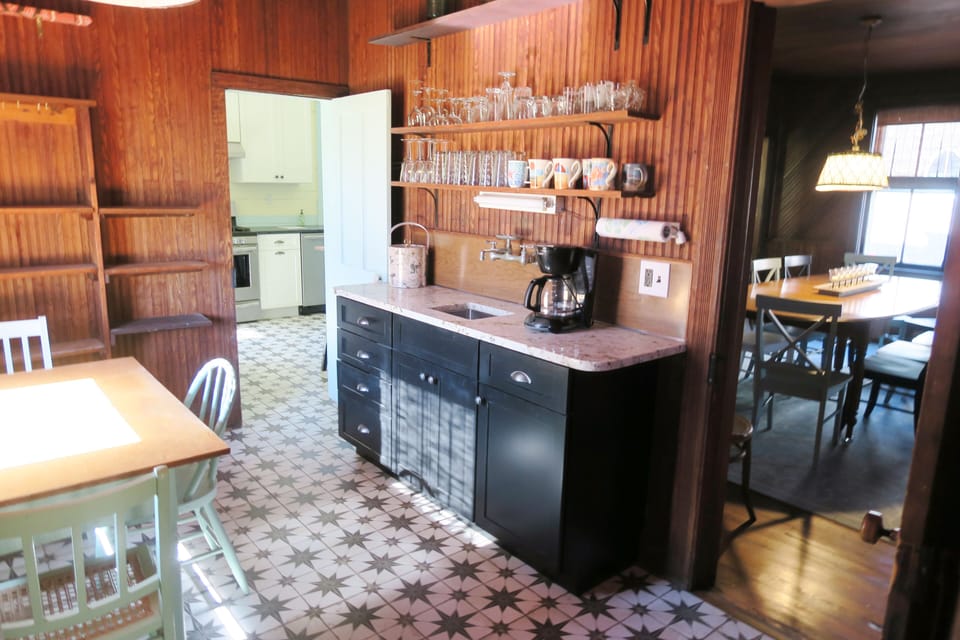 Butler's pantry and breakfast nook