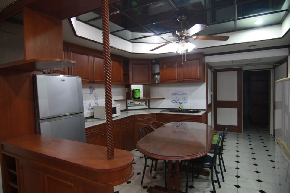 Room 802 Kitchen