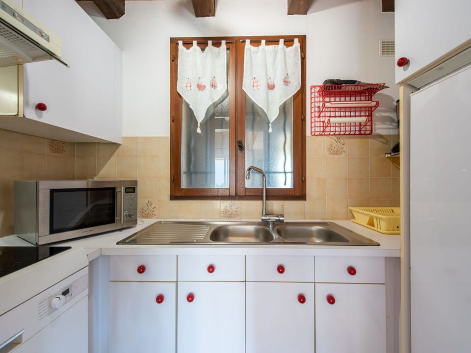 Kitchen Sink, Tap, Cabinetry, Sink, Countertop, Property, Plumbing Fixture, White, Kitchen, Wood
