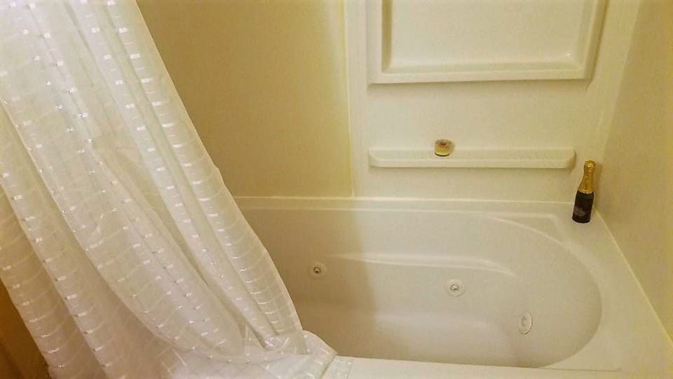 Jacuzzi bath (and shower) with powerful jets