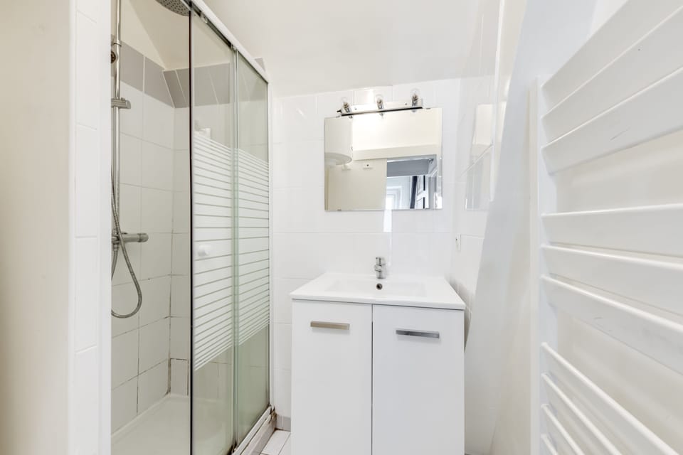 Bathroom : shower cabin and lavabo