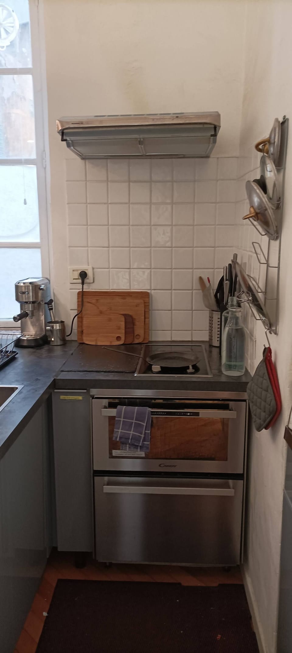 2-burner stovetop
Oven
Dishwasher
