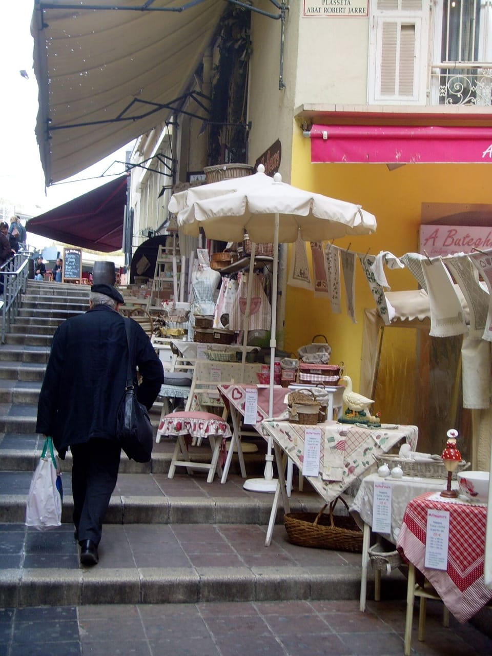 Descente du  marché,
front of building