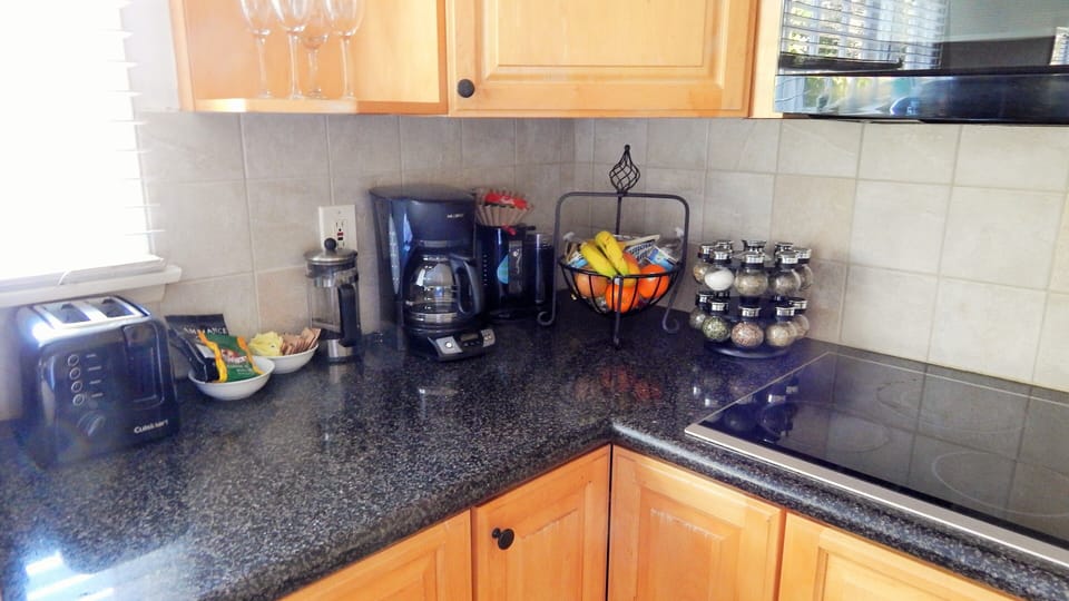 Granite counter, fully equipped kitchen